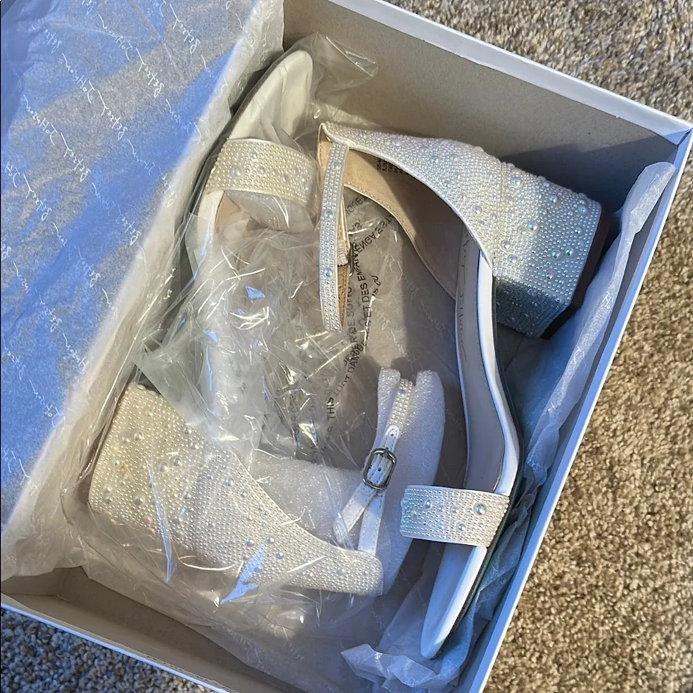 NEW Betsey Johnson Ivory Mari Block Heels - Picture 5 of 6